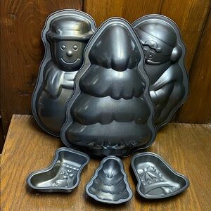 Holiday Cake Pan Set of 6, snowman, Santa, tree, bell, stocking